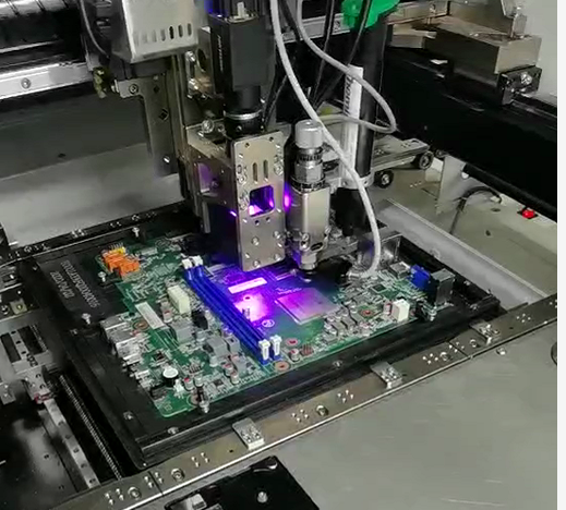 电脑主板BGA芯片UV胶封包-在线式喷射点胶机实列